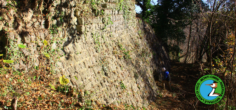 Il muro di scarpa della Rocca dei di Vico, o "Castellaccio"