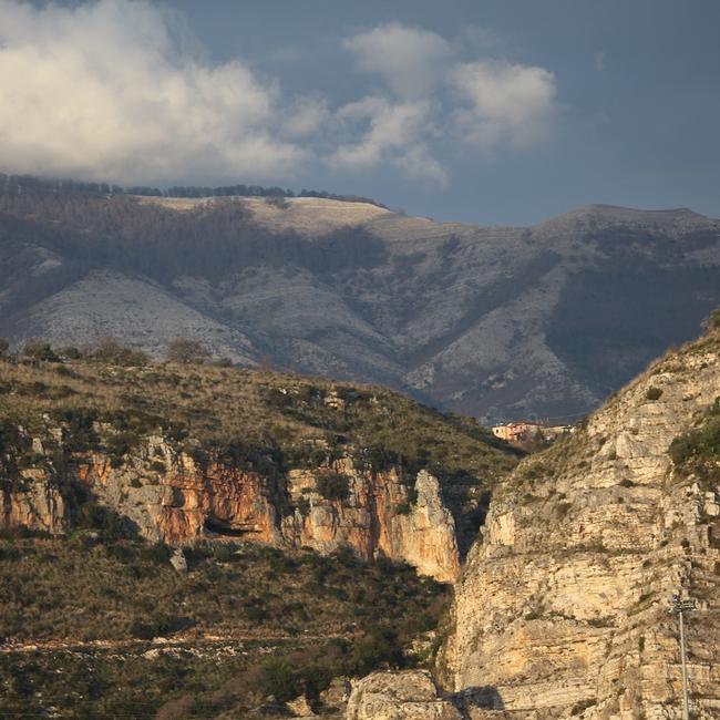 Fosso Brivolco e superfici calcaree con impronte di dinosauri