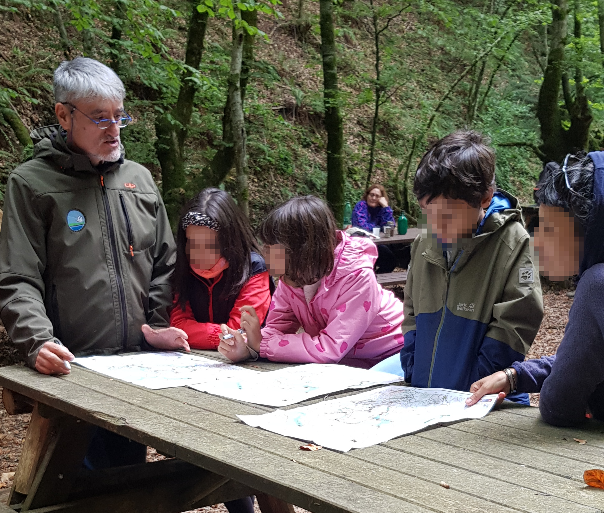 Ragazzi durante la lezione di "orienteering"