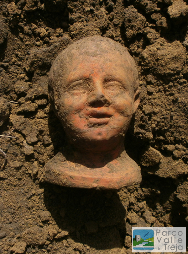 Testa votiva di terracotta rinvenuta durante recenti scavi al Santuario di Narce