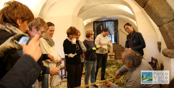 Apprendisti durante un corso di cesteria - foto Archivio Parco