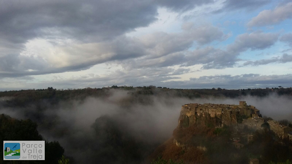 Calcata tra le nebbie - foto Gianni Guaita