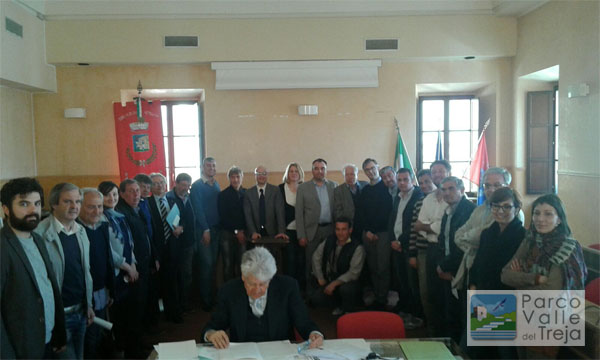 La sottoscrizione dell'accordo - foto Archivio Parco