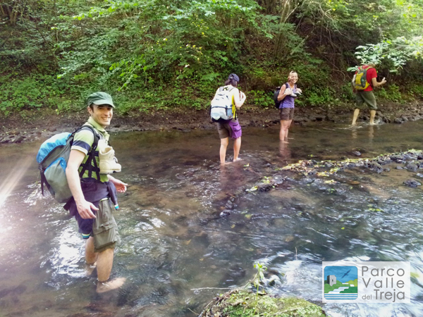 Escursione con i piedi nel fiume - foto Alchimia - Viaggiare in Natura