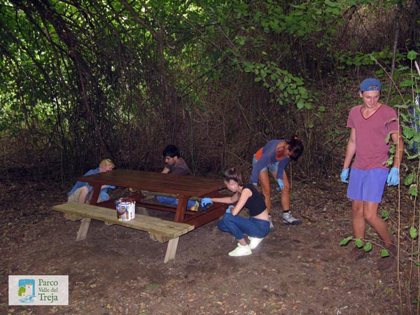 Volontari e personale del Parco al lavoro sui sentieri