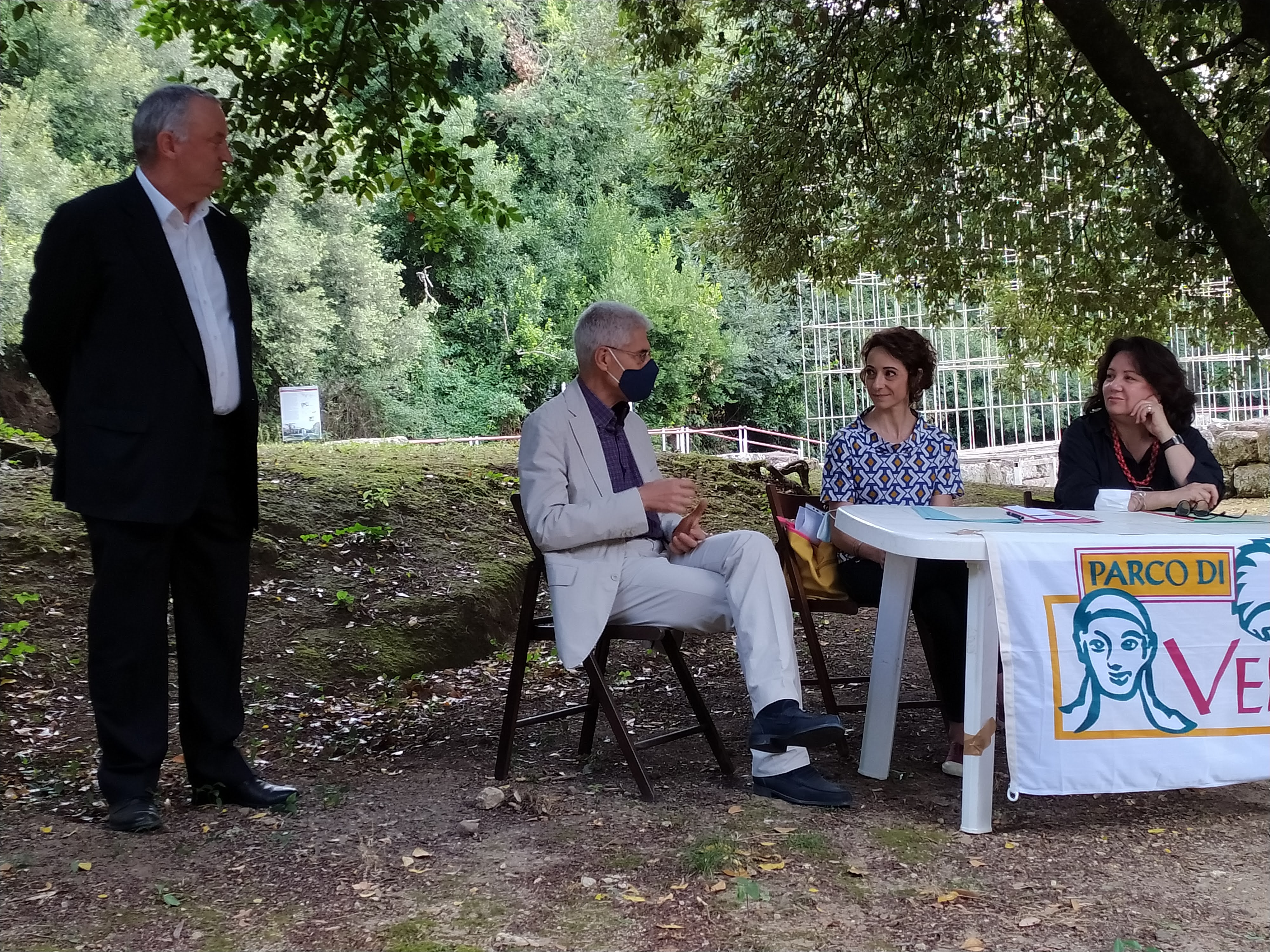 Il direttore Vito Consoli della direzione regionale Parchi e Aree Protette con (a sinistra) il presidente del Parco Giorgio Polesi e (a destra) il direttore di Portonaccio Alessandra Gobbi e il direttore della Direzione Musei statali della città di Roma, Mariastella Margozzi