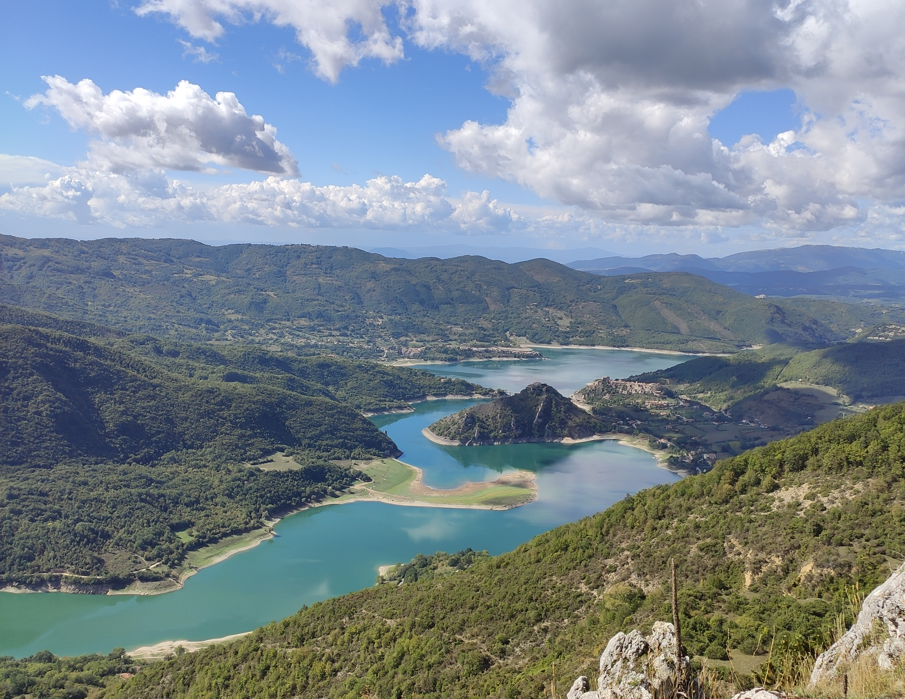 Vista sul lago del Turano
