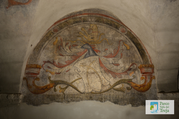 Affresco dello stemma di un erede degli Anguillara nel Palazzo Baronale di Calcata - foto Archivio Parco