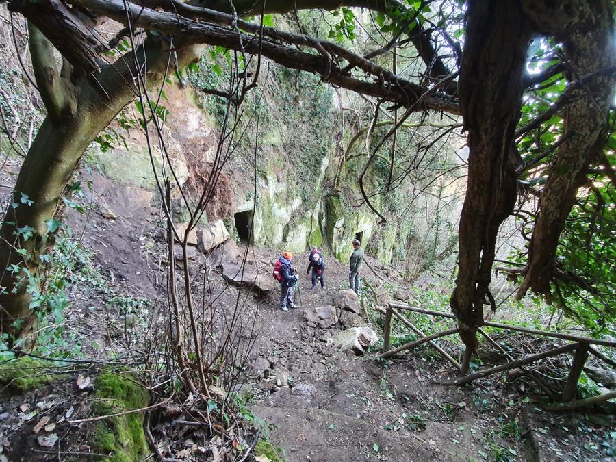 Escursionisti sul sentiero ripristinato