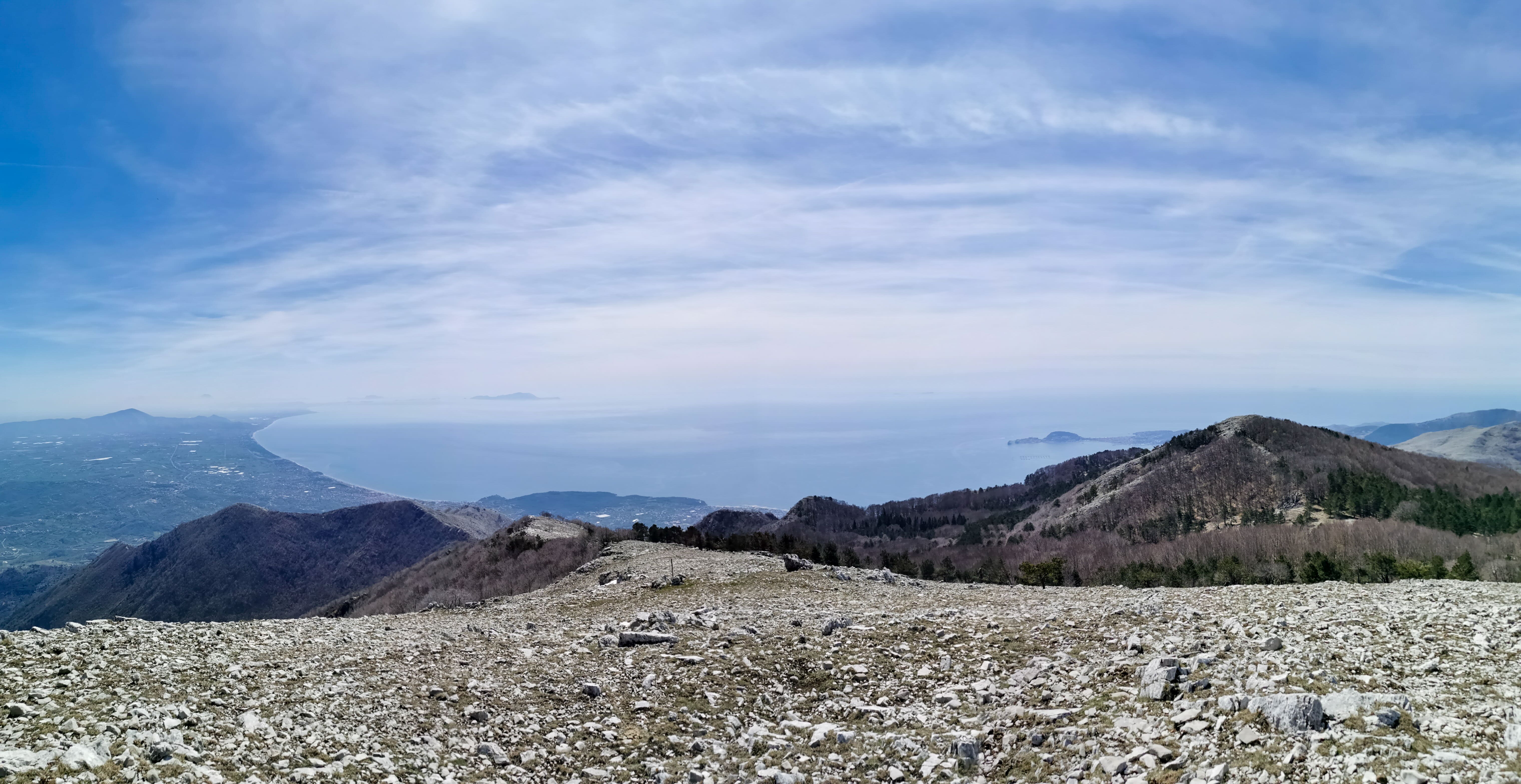Vista dalla cima del Monte Petrella verso il Golfo di Gaeta