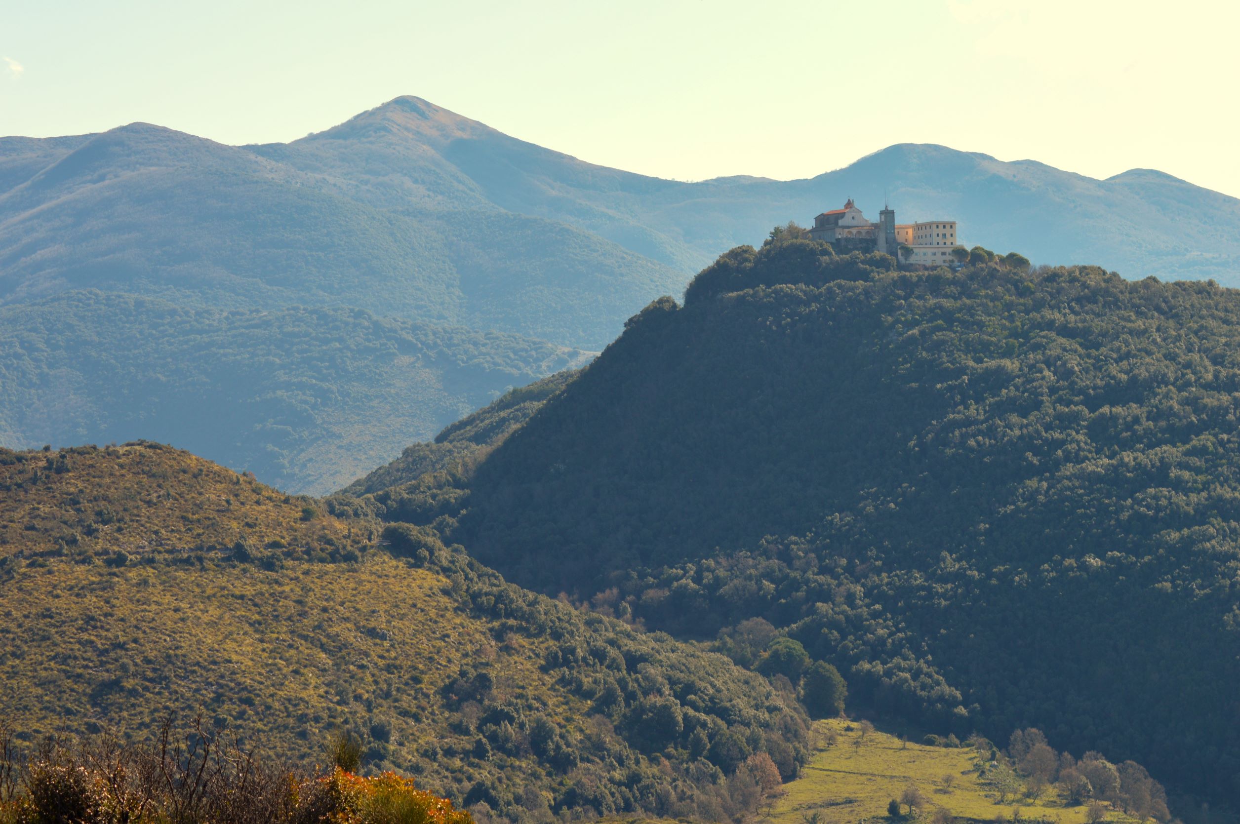 Santuario Madonna della Civita e il Monte Ruazzo