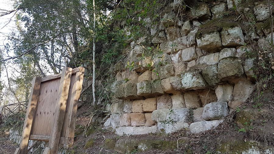 Antiche mura della città falisca di Narce