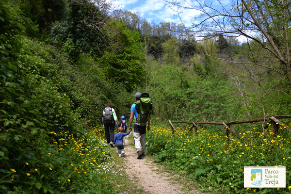 Famiglie a passeggio nel Parco - foto Archivio Parco