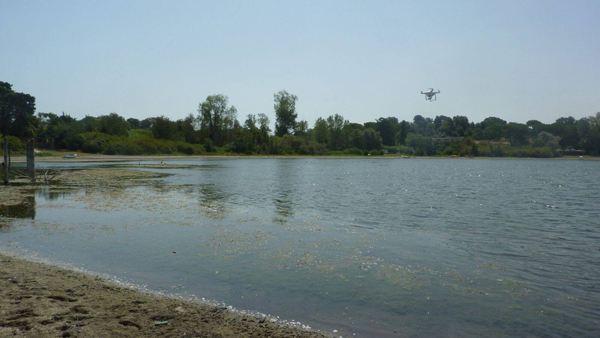 Il drone in volo sul lago di Bracciano