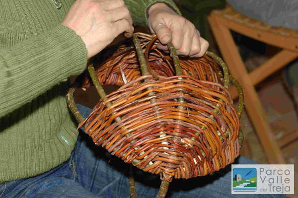 Mastro cestaio all'opera - foto Archivio Parco