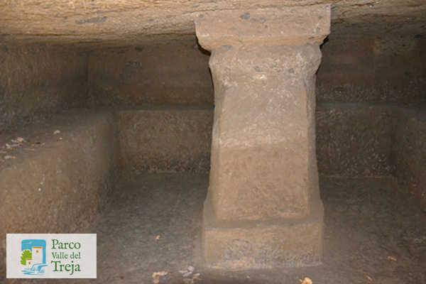 Tomba a camera con pilastro centrale nel cavone di Monte Li Santi - foto Archivio Parco