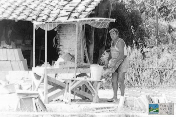 Essiccazione dei mattoni al sole negli anni Cinquanta - foto Archivio Parco