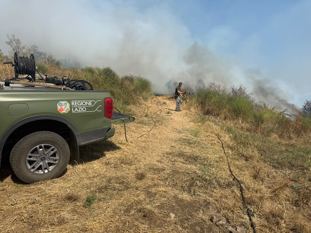 Vasto incendio al Monte Tuscolo