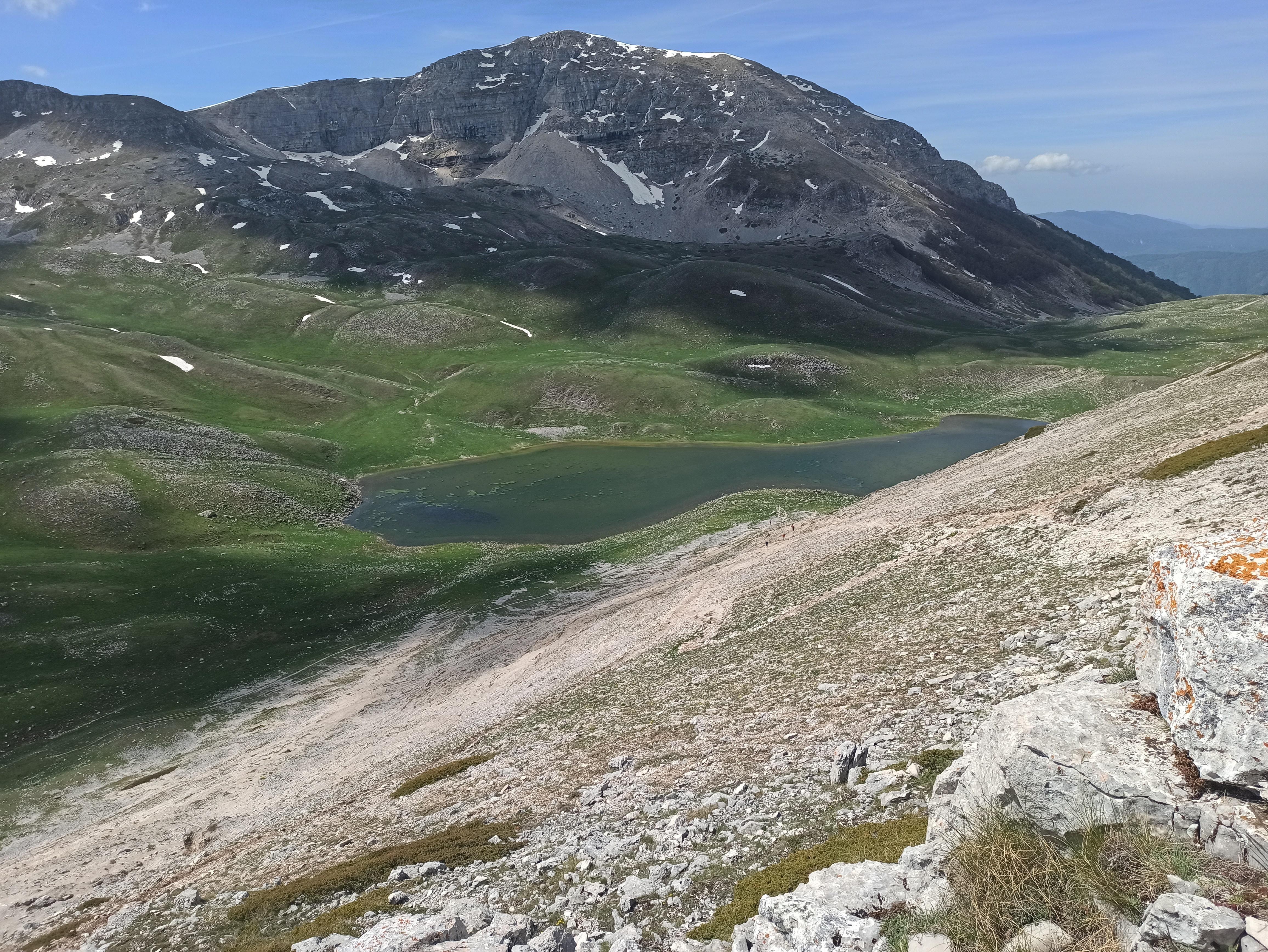Il Lago della Duchessa (1788m slm), con sullo sfondo il Murolungo (2184m slm) , visto dal Valico del Mercaturo (c. 1900m slm)