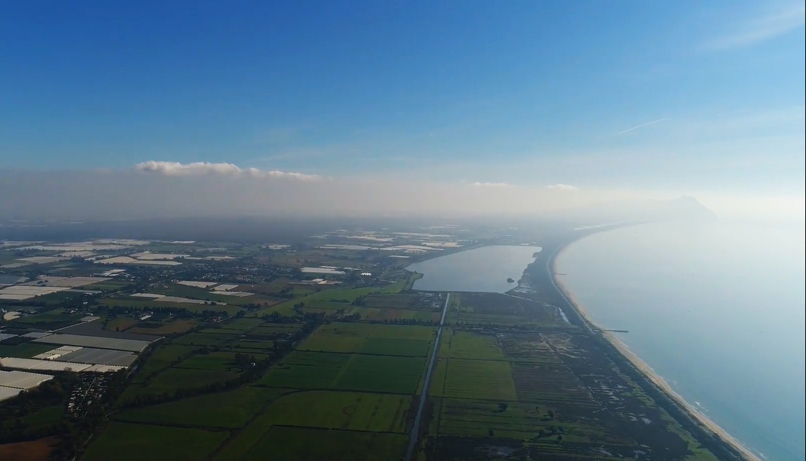 Lago di Caprolace con il promontorio del Circeo sullo sfondo.