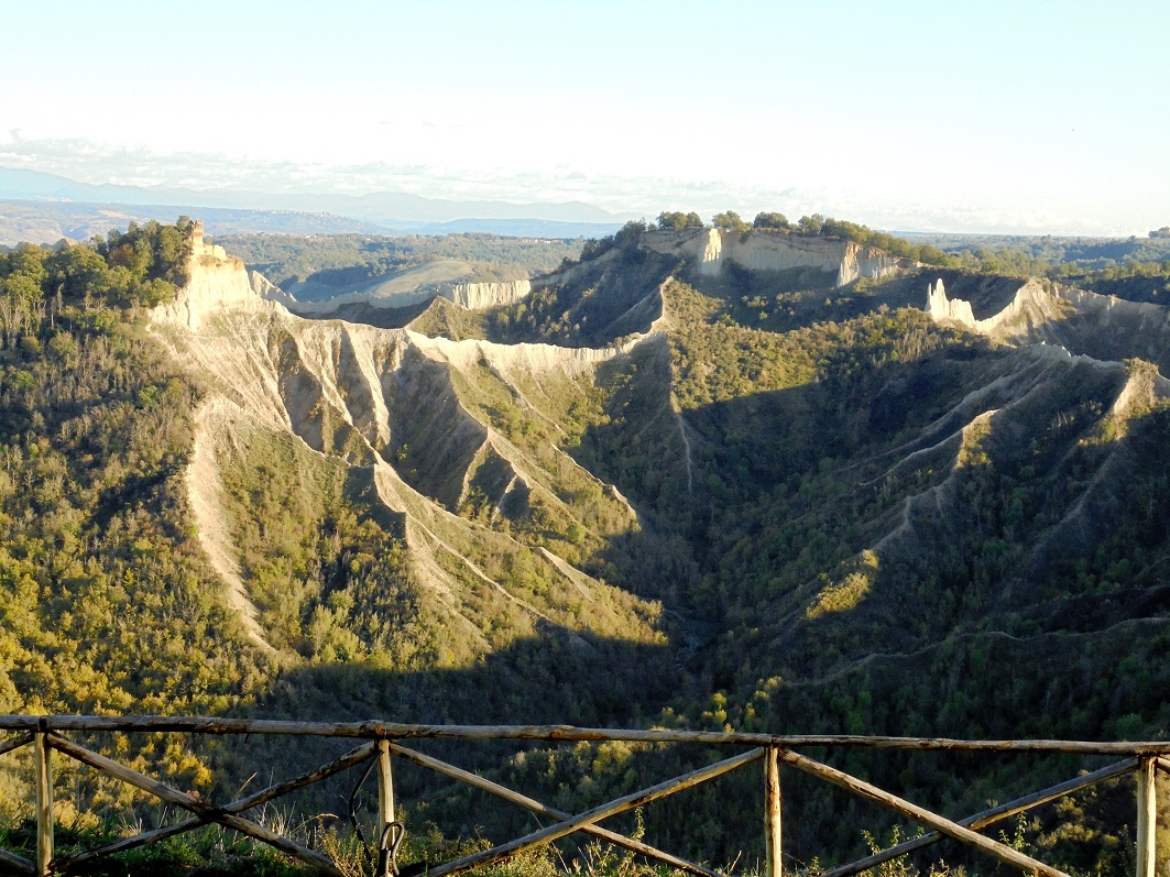 Dalle argille plioceniche alle fornaci dei mattoni nella Valle dei Calanchi