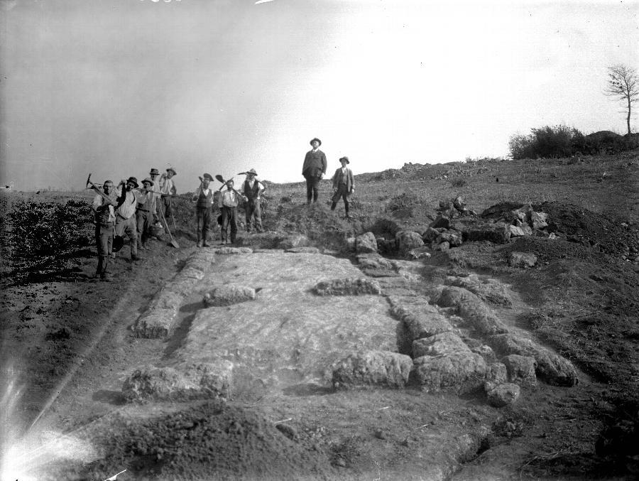 Scavi a Pizzopiede agli inizi del '900 - foto Archivio Parco