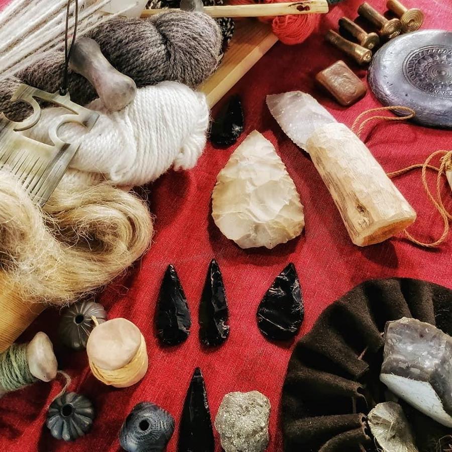 Esempi di manufatti della protostoria Foto Paleoes Extad