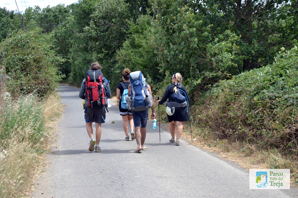 Pellegrini in cammino sulla via Francigena - Foto Archivio Parco