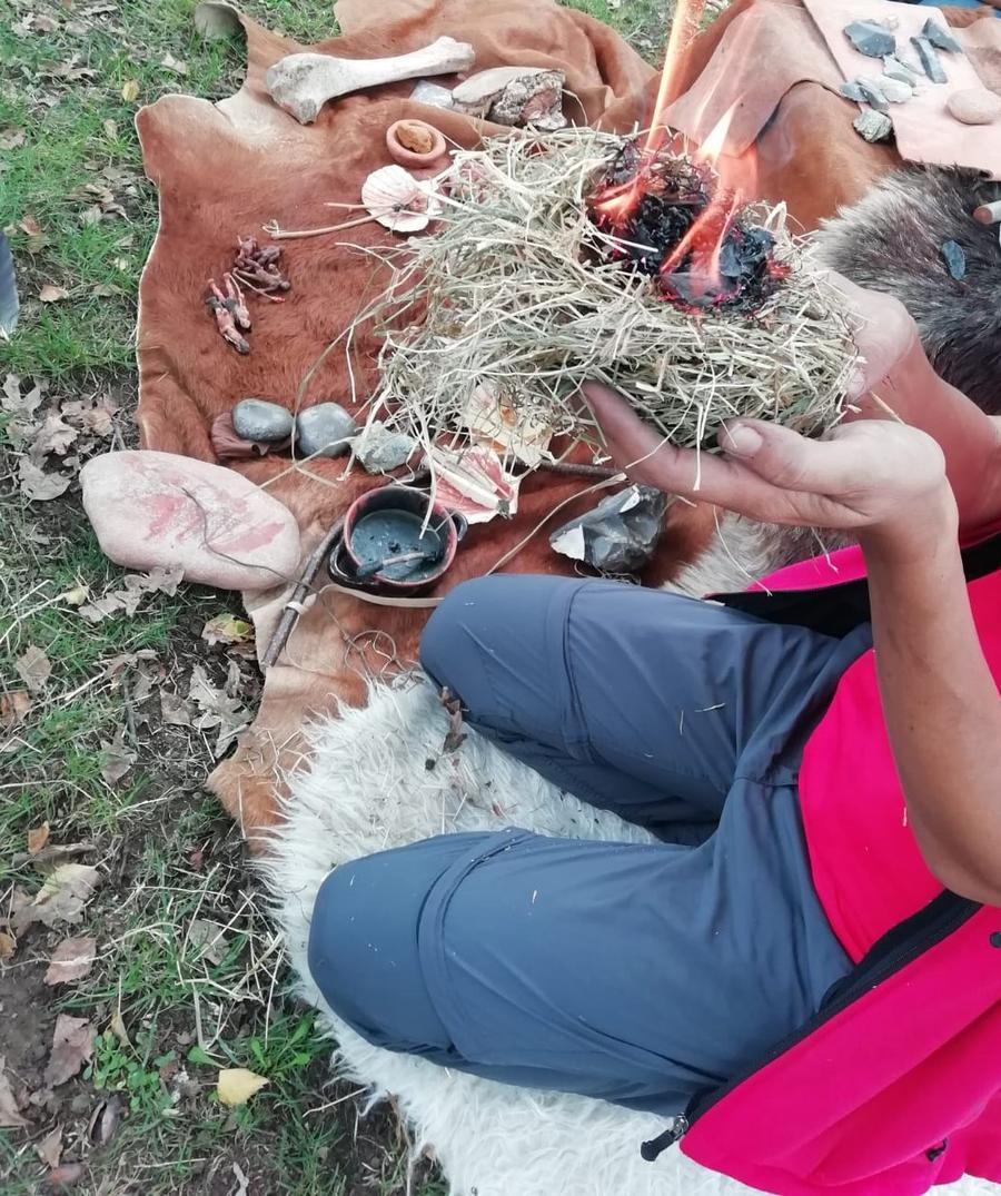 Tecniche preistoriche per accendere il fuoco - foto Alchimia