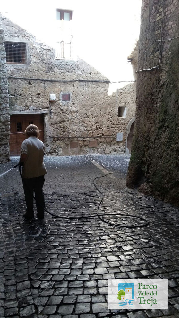 Pulizia del borgo di Calcata - foto Archivio 