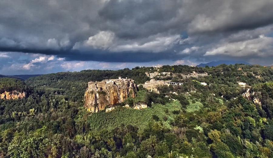 Il borgo di Calcata spicca nella valle del Treja - foto Archivio Parco