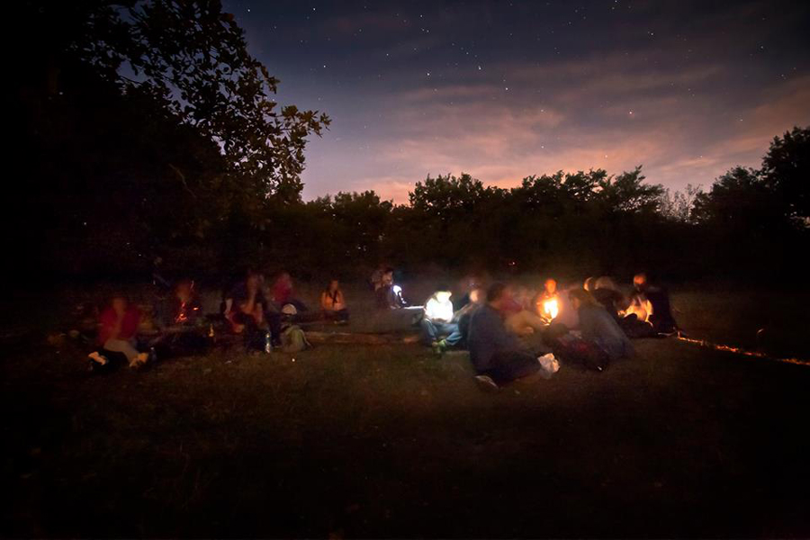 Il sito medievale di Santa Maria durante una visita guidata notturna - foto Libellule Azzurre