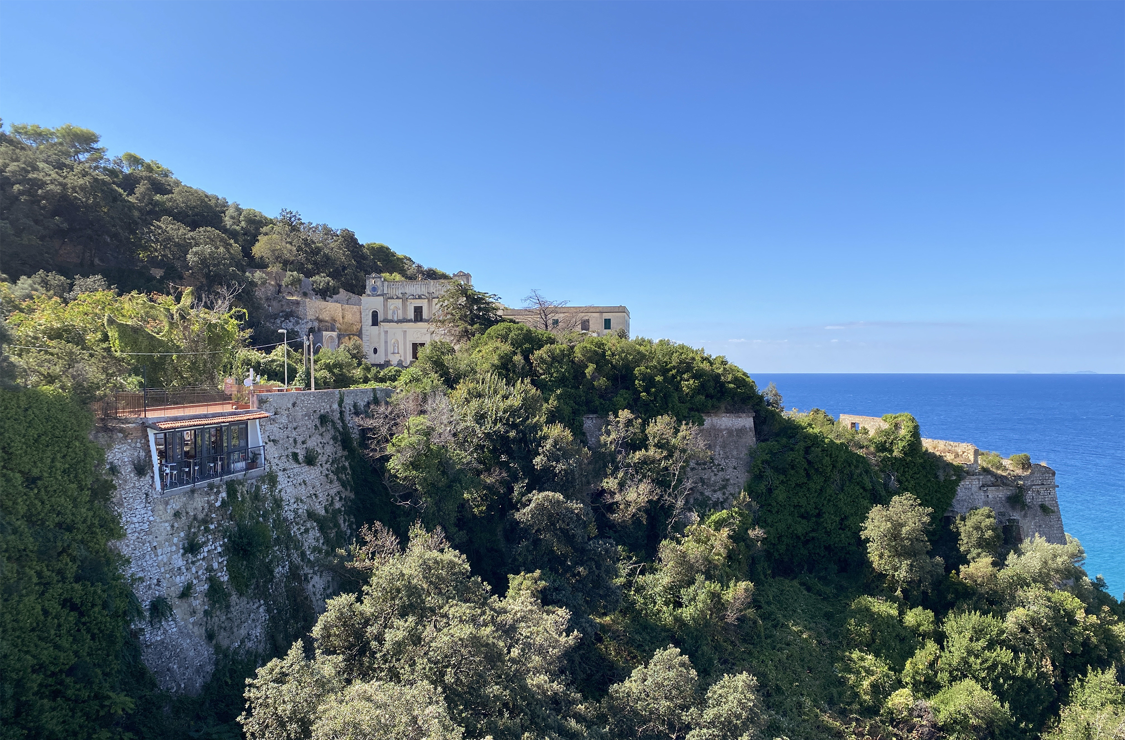 Il Santuario della Santissima Trinità alla Montagna Spaccata