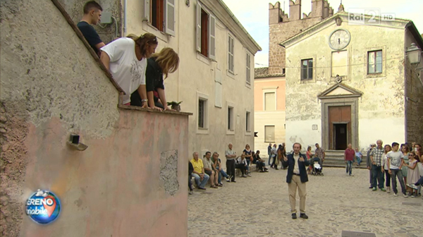 A Calcata durante le riprese di Sereno Variabile