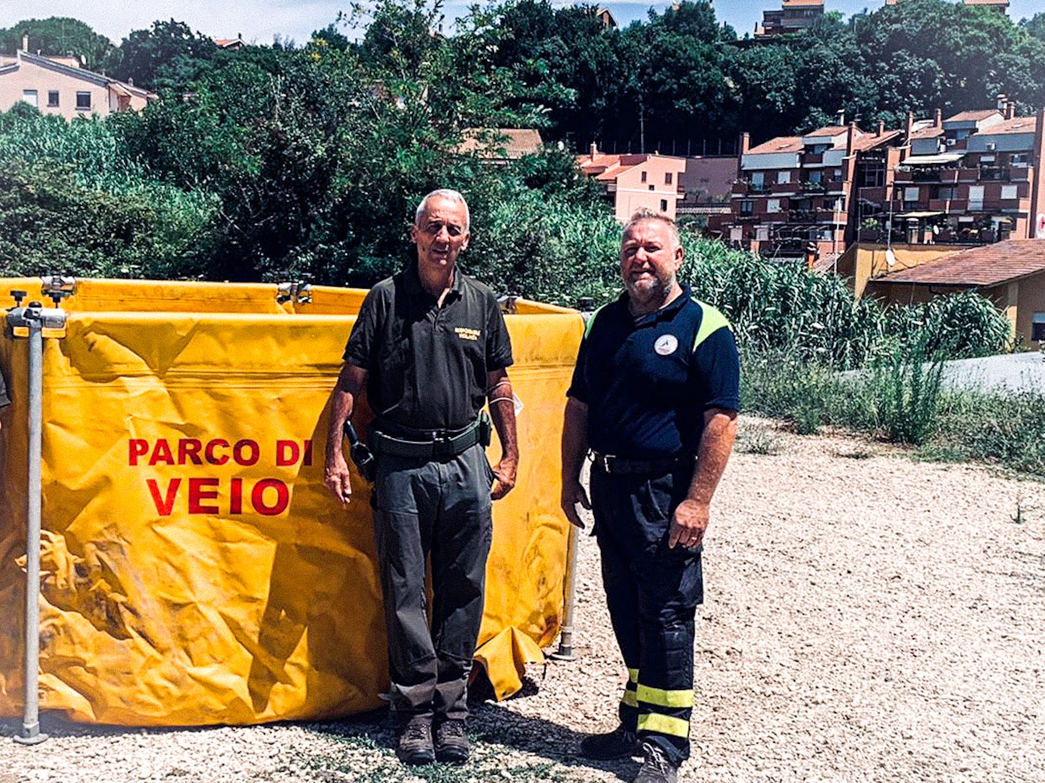 Il responsabile della Vigilanza del Parco Fabio Neri con il responsabile della Protezione Civile di Sacrofano Ugo Serata dopo il posizionamento del vascone. 